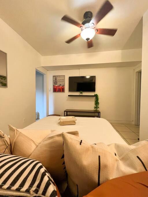 Cozy 1-Bedroom Rental In Miami Buitenkant foto